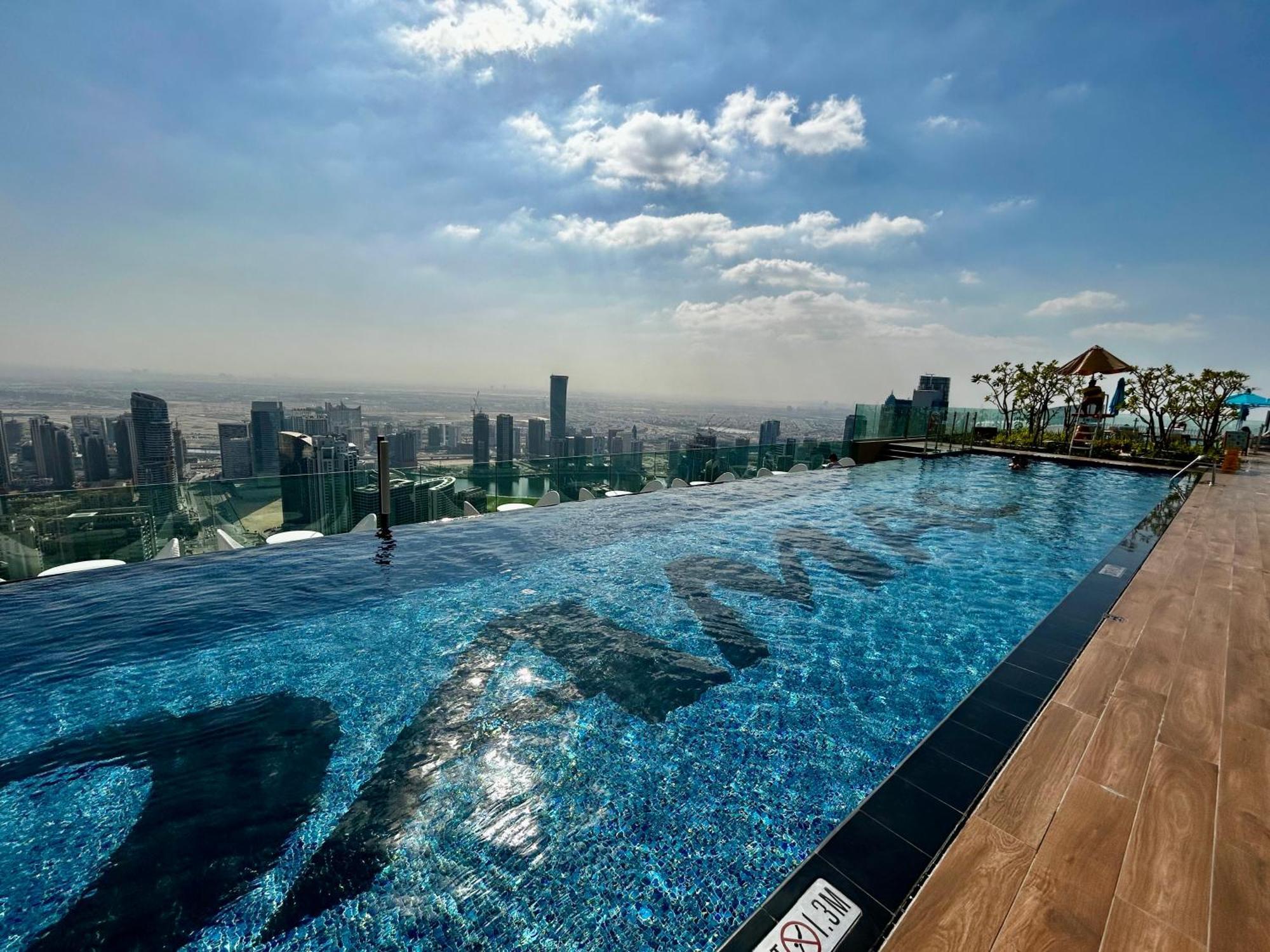 Burj Khalifa Views 2Br With Infinity Pool Downtown Lägenhet Dubai Exteriör bild
